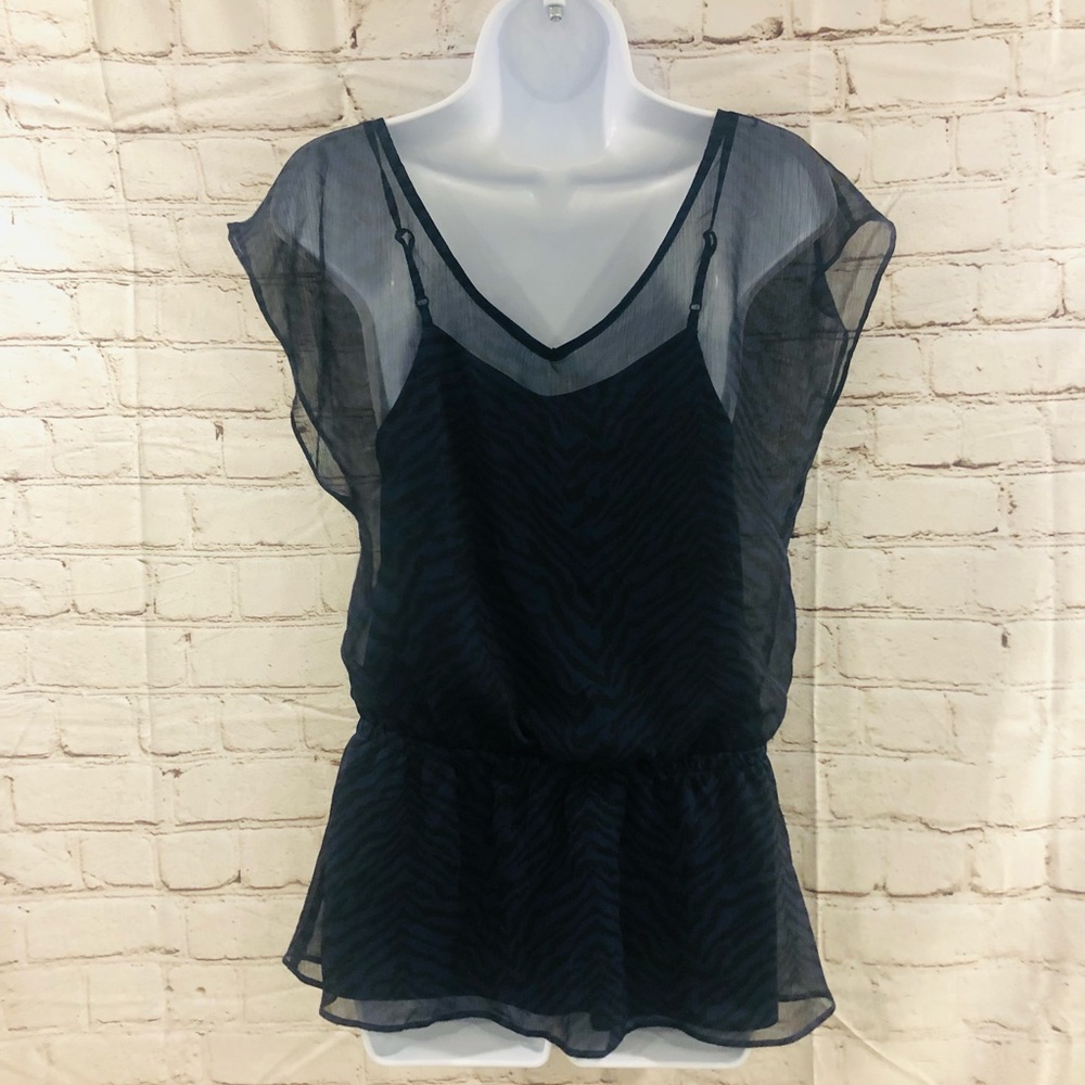 ❌SOLD❌❤️🔥Express❤️🔥Gorgeous Double V-Neck Blouse❤️🔥Measurements in P - Picture 4 of 14